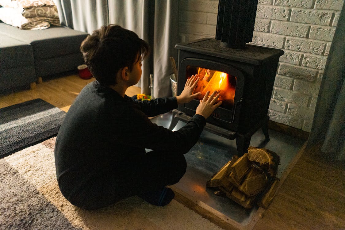 Choisir le bon bois pour chauffer son logement durablement